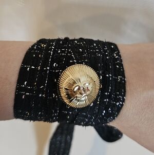 CHANEL Rare Limited edition 2025 Packaging Logo Charm Button Gold Tweet Ribbon